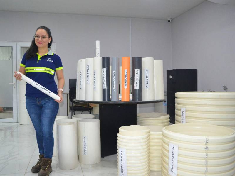 Doris Susana Echeverri, gerente de Laboratorio de PIPSA, explica las diferencias que existen en los diferentes mercados donde exporta la empresa. En Guatemala la línea de drenaje es color naranja, en Nicaragua es gris oscuro, mientras que en Honduras es blanca, detalla.