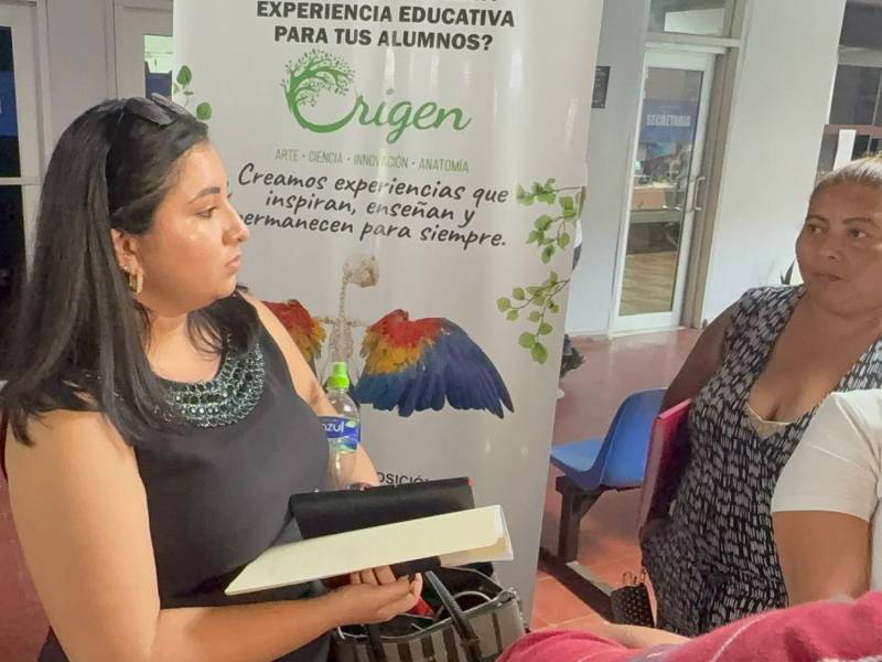 La maestra Karla Mejía no brindó declaraciones a los medios de comunicación tras concluir la reunión con autoridades de la Dirección Departamental de Educación en Cortés.