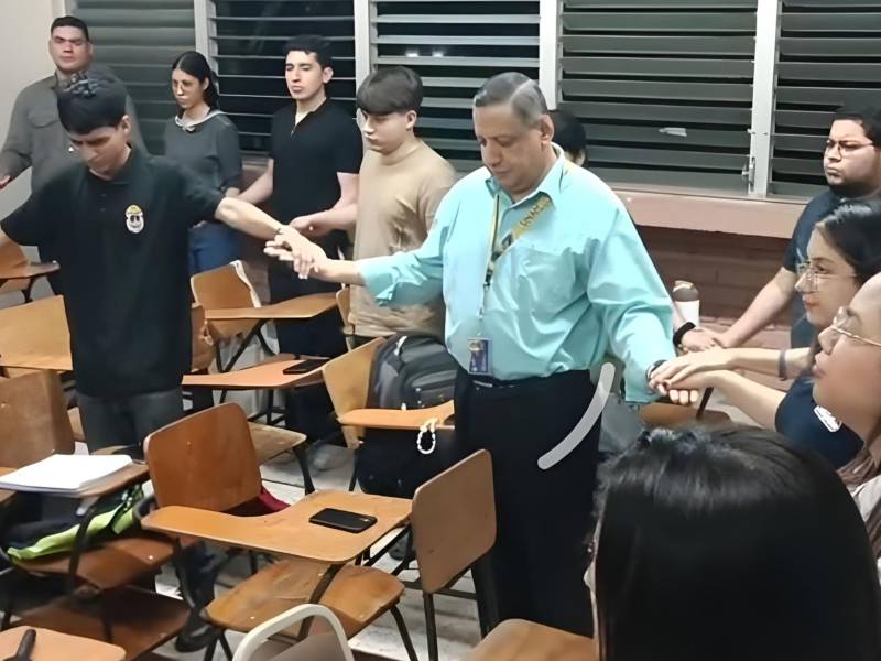 La última fotografía del licenciado Gavarrete durante una jornada de clases.