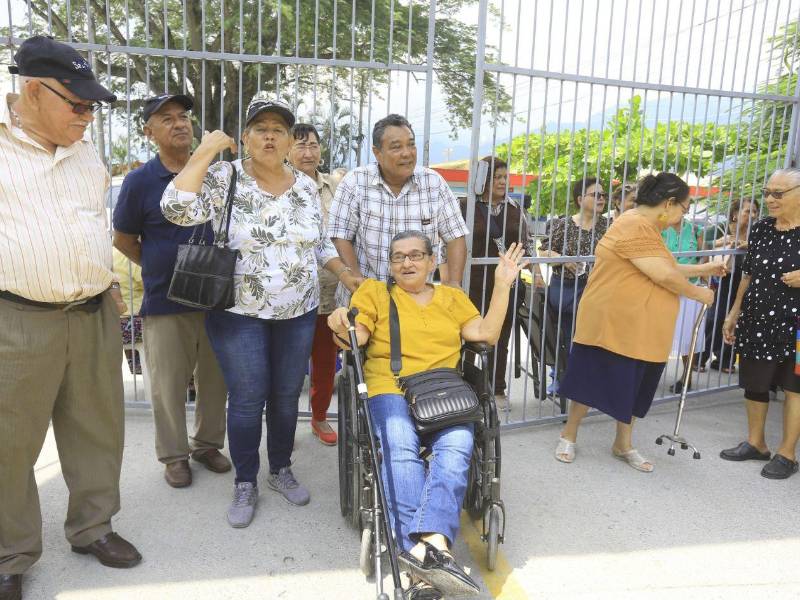 Entre sus peticiones, los jubilados solicitaron poder ingresar a las instalaciones para compartir un breve convivio. Según manifestaron a LA PRENSA, estas actividades representan para ellos una forma de distracción y convivencia.
