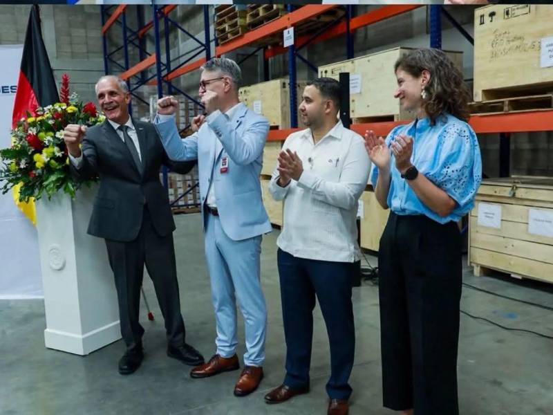 La entrega de las primeras placas metálicas marcará el inicio del proceso para sustituir los permisos provisionales utilizados por los conductores durante la prolongada escasez.