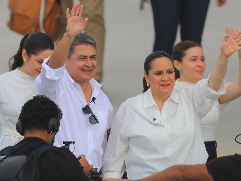 El expresidente hondureño Juan Orlando Hernández (2014-2022) saluda este domingo, a su llegada al Aeropuerto de Palmerola en Comayagua.
