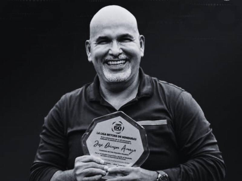 Fue el único que agarró al equipo cuando nadie lo quería. Amaba al equipo tanto que puso en riesgo su empresa Llegaba al estadio, abría los portones, servía los refresco, saludaba a todos los aficionados. Amaba a Marathón. Todas esas frases la pudo decir un grande como Berríos y sí las dijo, pero también las repetían las personas que conocían a Orinson Amaya, el presidente de Marathón que este lunes 1 de diciembre perdió la vida producto de un infarto. Repasemos su historia, sus anécdotas y hasta sus últimos minutos de vida, en una declaración de primera mano.