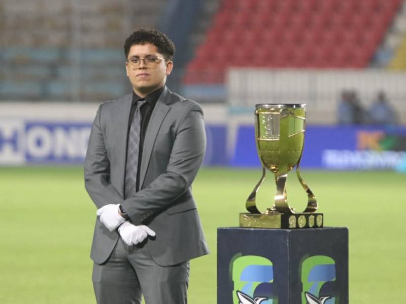 La copa que se llevará el campeón del Clausura 2026 está presente en el estadio Nacional.