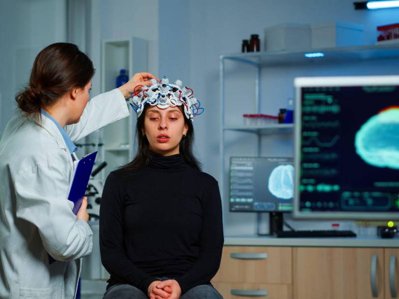 Las crisis epilépticas son episodios de actividad eléctrica cerebral descontrolada.