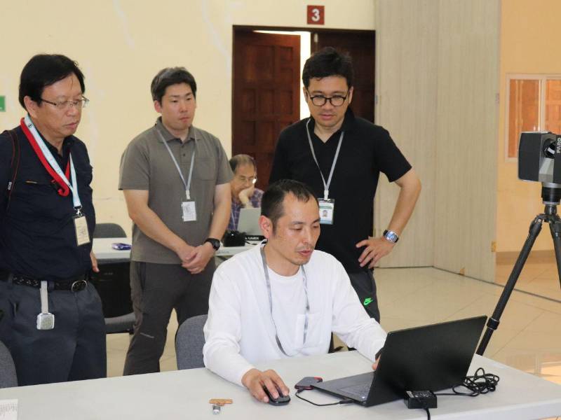 Seiichi Nakamura, director del Centro de Estudios para la Arqueología de la Próxima Generación, con expertos de Elysium y la Universidad de Komatsu al procesar parte de las imágenes 3D logradas en el parque arqueológico.