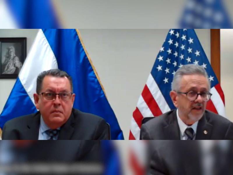 El embajador de Honduras en Estados Unidos, Roberto Flores Bermúdez (der.), señaló que con el fin del TPS, cada beneficiario que desee quedarse, deberá encontrar la manera de regularizar su situación migratoria.