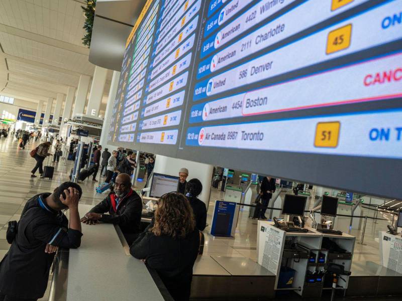 Fotografía del estado de los vuelos en una pantalla del aeropuerto La Guardia este viernes, en Nueva York (EEUU.).