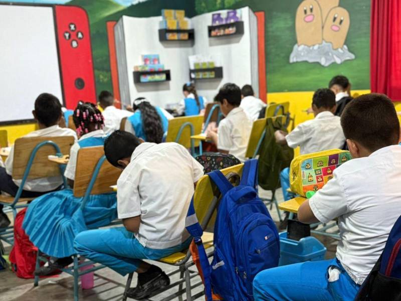 La Secretaría de Educación enfatizó que esta decisión busca reducir la exposición de la comunidad educativa a las altas temperaturas y a la contaminación del aire.