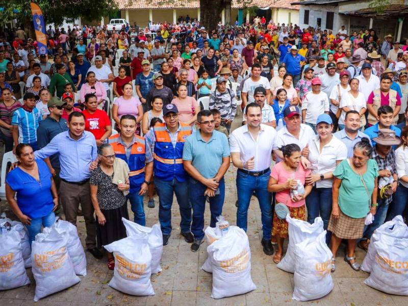 Copeco y el presidente del Congreso Tomás ambrano llevan ayudas al municipio de Valle.