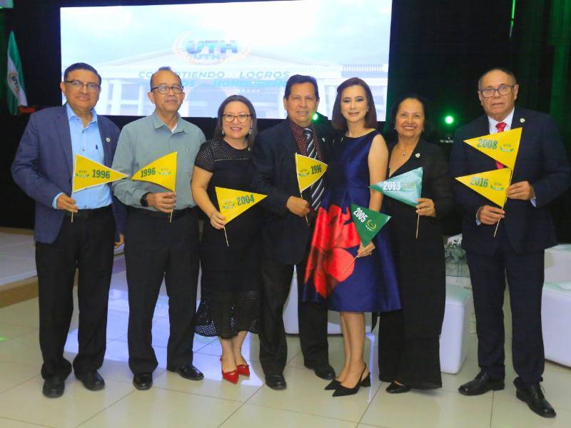 Graduados de diferentes promociones compartieron durante el cóctel que ofreció UTH.