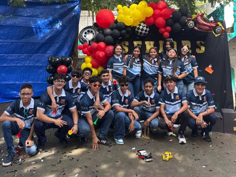 Los seniors 2026 de la Saint Paul Academy posan en grupo, luego de finalizar el recorrido de su seniors entrance.