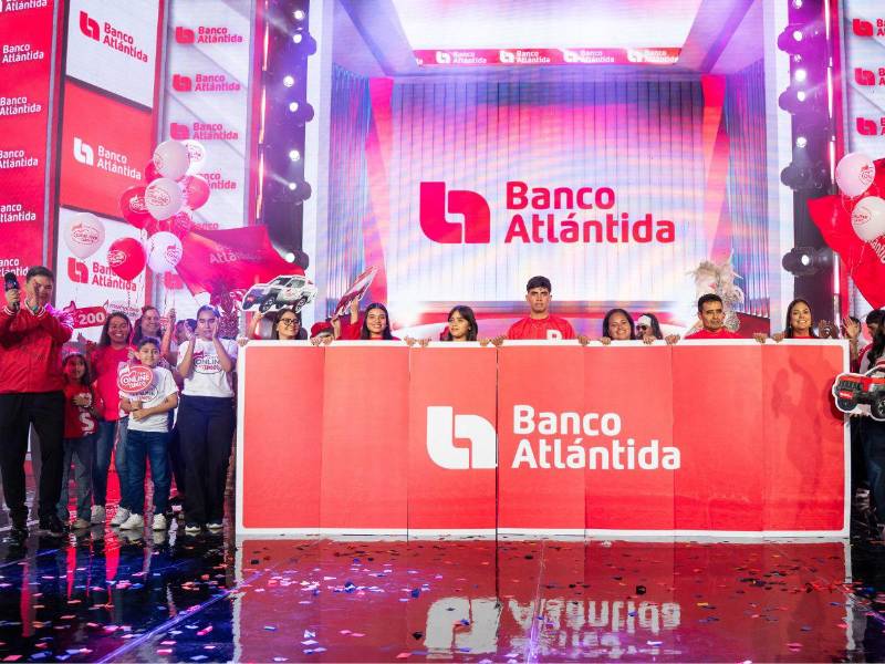 Momento en que se dio a conocer el monto del donativo de Banco Atlántida a Fundación Teletón.