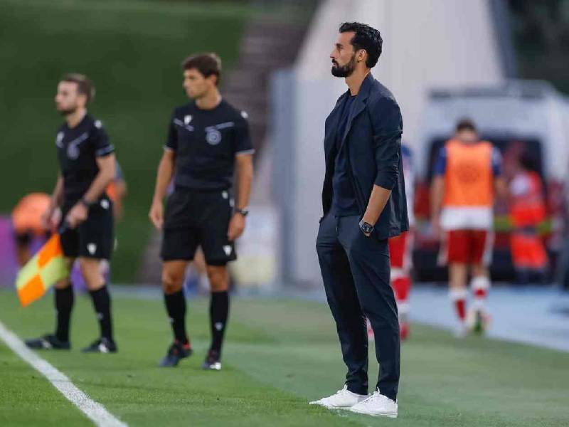 Arbeloa toma las riendas en el banquillo del Real Madrid tras la salida de Xabi Alonso.