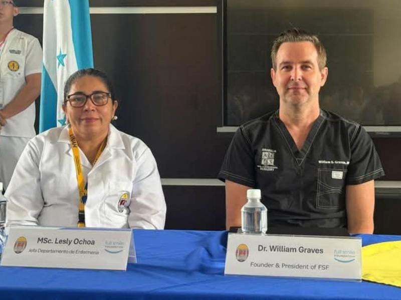 La jefa del Departamento de enfermería de la UNAH Cortés, junto al Dr. William Graves durante la brigada médica gratuita.