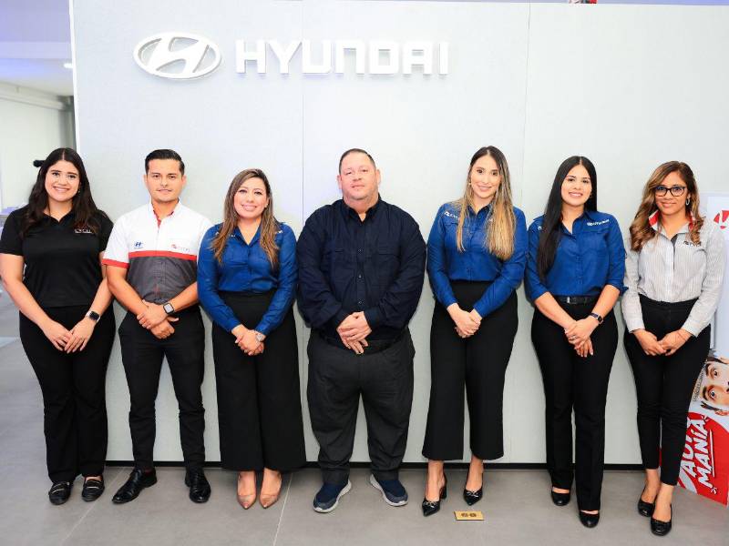 Ejecutivos de Excel y Hyundai dieron la bienvenida a los clientes y medios de comunicación a las nuevas y modernas oficinas en San Pedro Sula.