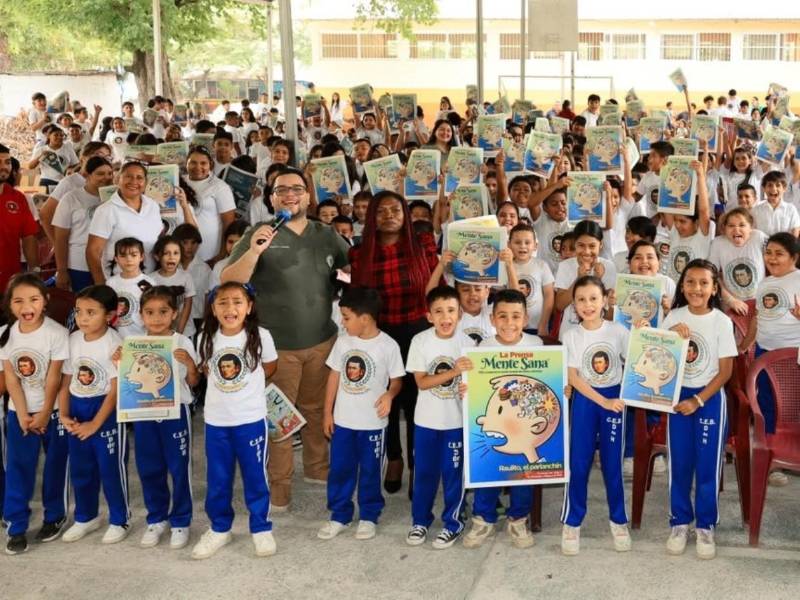 Estudiantes del centro de educación básica Dionisio de Herrera muestran con alegría el primer fascículo de la tercera edición de Mente Sana.