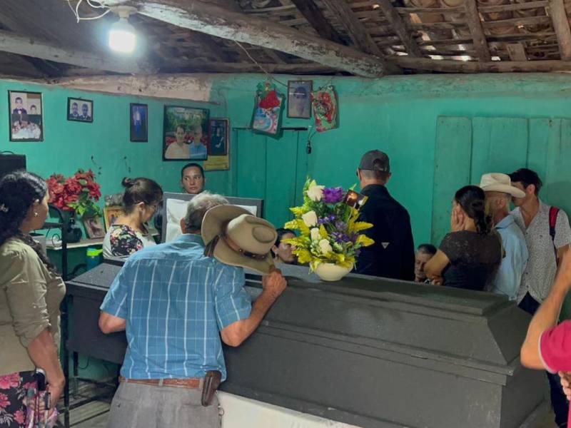 En la humilde vivienda de Norlan Yadir Sabillón eran velados sus restos.