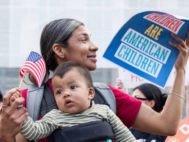 Manifestantes protestan frente a la Corte Suprema de Estados Unidos durante la revisión judicial de la orden ejecutiva del presidente Donald Trump sobre la ciudadanía por derecho de nacimiento.