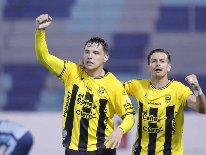Ángel Sayago celebrando su gol con Gonzalo Ritacco.