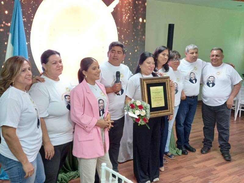 La nueva directiva entregó un reconocimiento a la periodista Lisseth García.