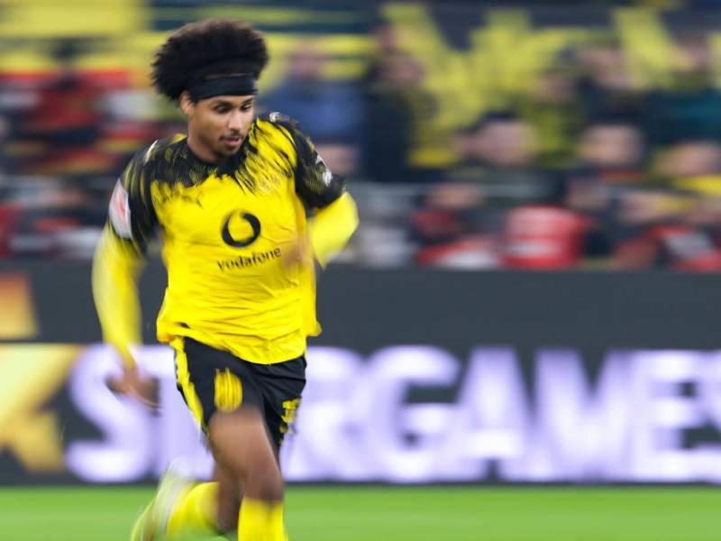 Adeyemi del Dortmund se estará uniendo al FC Barcelona.