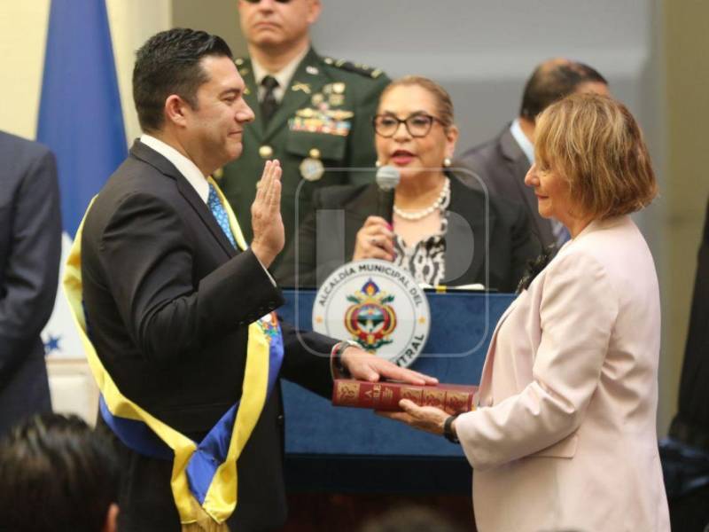 Zelaya jura como alcalde en el Museo para la Identidad Nacional