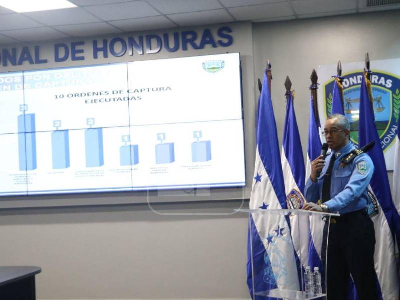 El subcomisionado de Policía y jefe de la DAET, Daniel Molina, en coferencia de prensa.