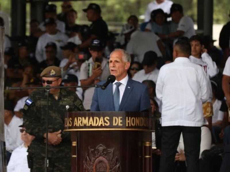 El presidente Asfura participando ayer en los actos de conmemoración del Día del Veterano de Guerra y del LVII aniversario del cese de hostilidades entre Honduras y El Salvador, en referencia al conflicto bélico de 1969.