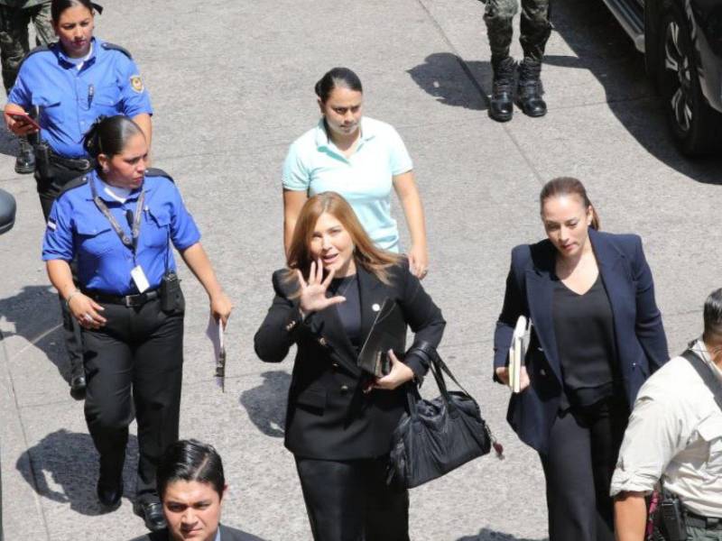 Hace unos meses, Hall presentó una <b>renuncia condicionada</b> como consejera propietaria del CNE, indicando que solo sería definitiva si se nombra inmediatamente a su reemplazo por el Partido Liberal.