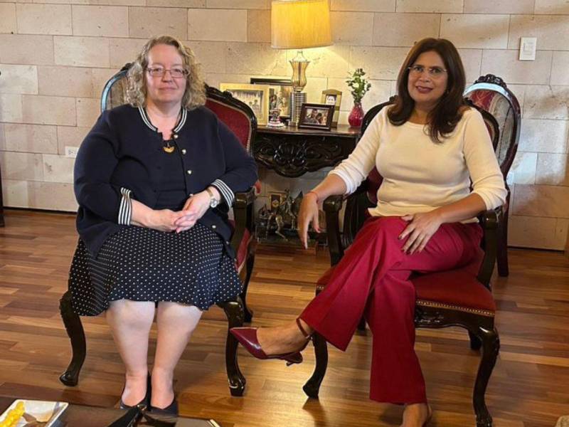 Colleen Hoey se reunió con la presidenciable Rixi Moncada el martes 8 de julio.
