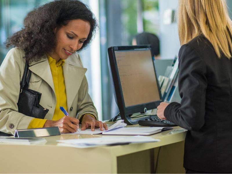 La mayoría de los bancos cerrará durante la Semana Santa, por lo que los usuarios buscan realizar sus operaciones antes del feriado.