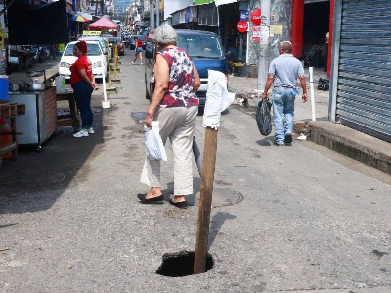 Vendedores del lugar señalaron que una persona <b>habría caído</b> en el <b>socavón</b>, que permanece abierto en medio de la <b>vía</b> y sin <b>reparación</b>.