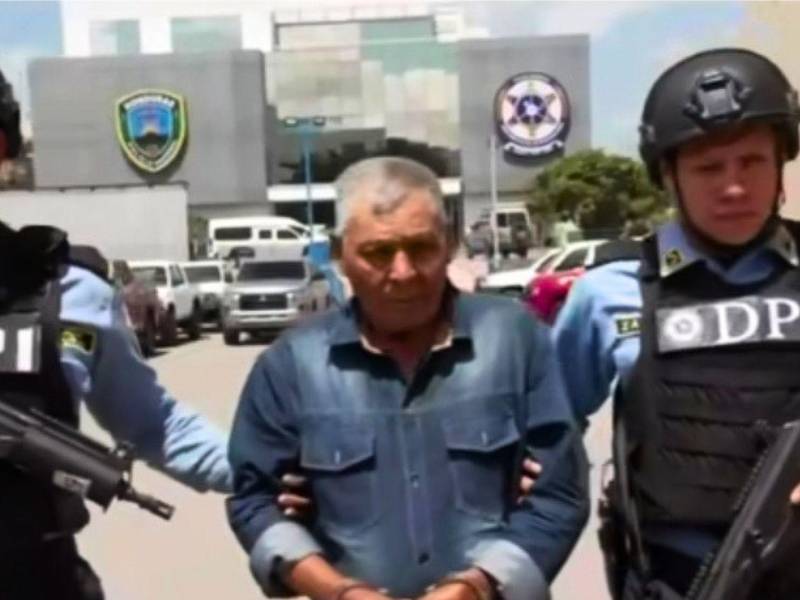 Un hombre de 76 años fue detenido por agentes de la DPI tras ser señalado de agredir con un machete a dos mujeres, entre ellas su esposa y su hija.