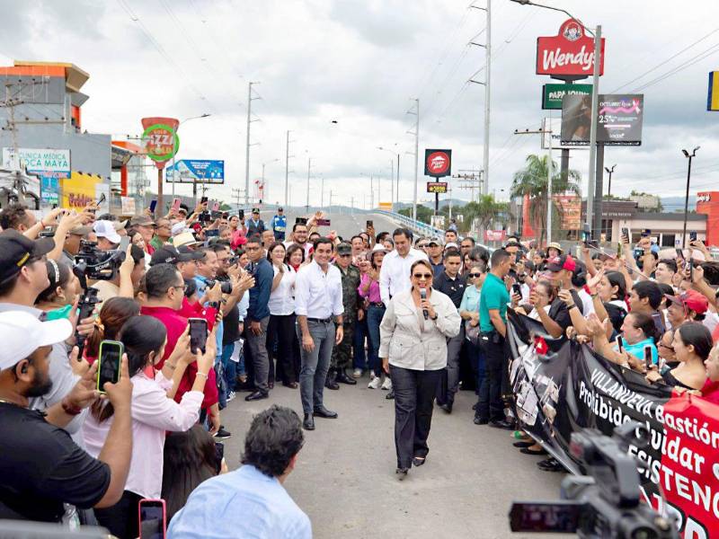 La mandataria Xiomara Castro en la supervisión del puente.