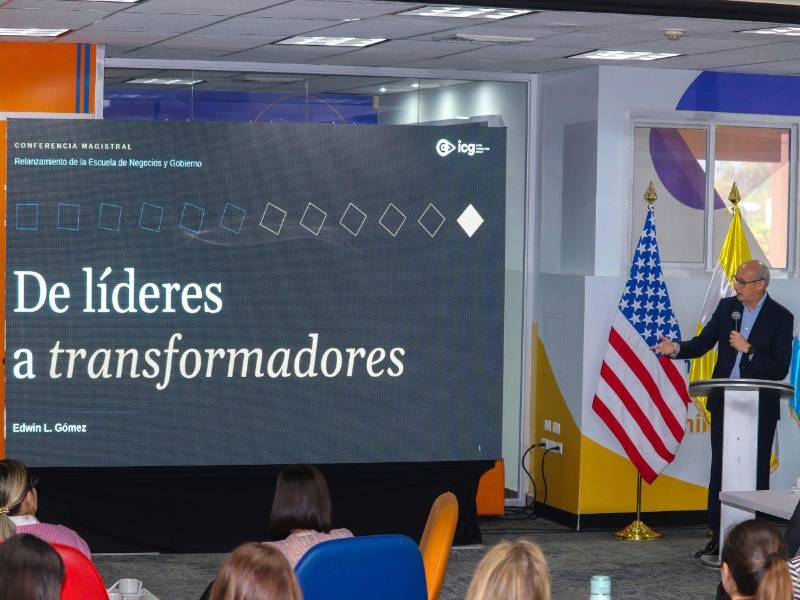 Edwin Gómez, CEO de ICG Inter Consulting Group, durante su conferencia “De líderes a transformadores”, en el lanzamiento de las nuevas Maestrías Internacionales USAP-DUX.