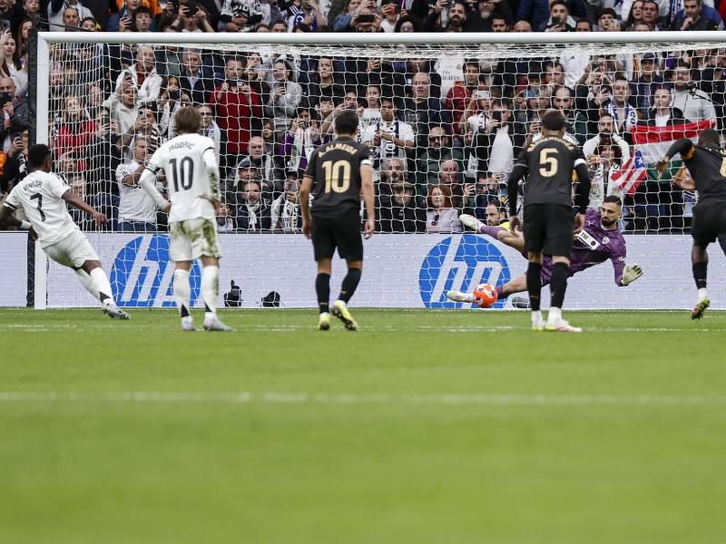 Así le paró Mamardashvili el penal a Vinicius.