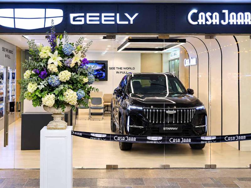 La nueva sala de ventas de Geely Auto y Casa Jaar en La Galería, Tegucigalpa, ofrece un espacio moderno donde los clientes pueden conocer de cerca los vehículos de la marca y descubrir su propuesta de tecnología, innovación y diseño.
