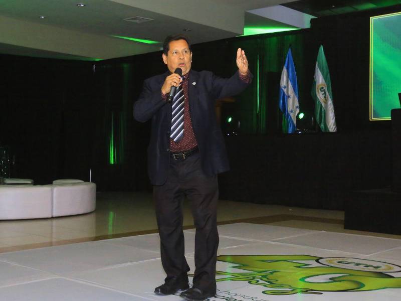 El graduado y docente de UTH, Wilfredo Laínez, compartió su testimonio con los asistentes.