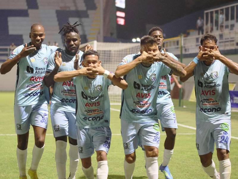 Los jugadores del Génesis PN celebrando el gol de penal de Gabriel Araújo contra el Olancho FC.