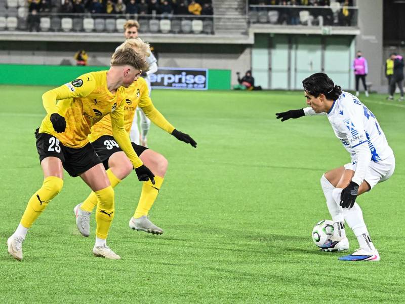 Luis Palma se enfrenta a dos defensores del equipo KuPS Kuopio de Finlandia.