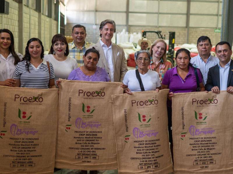 Mujeres que exportaron café en compañía de la primera dama Lissete del Cid de Asfura, Alessandro Fracassetti, representante del PNUD en Honduras.