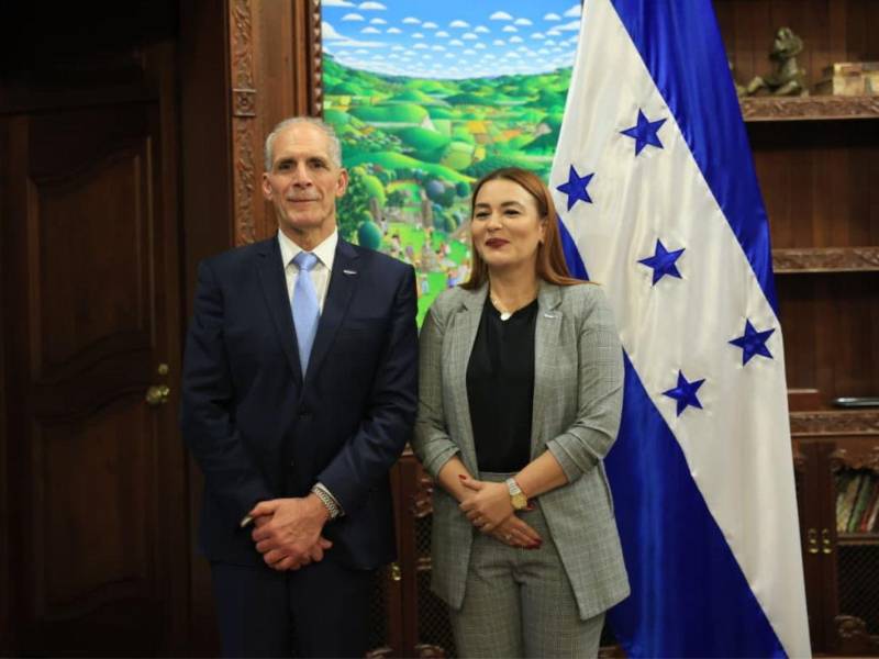 El presidente Nasry Asfura juramentó a Francis Argeñal como ministra de Vivienda.