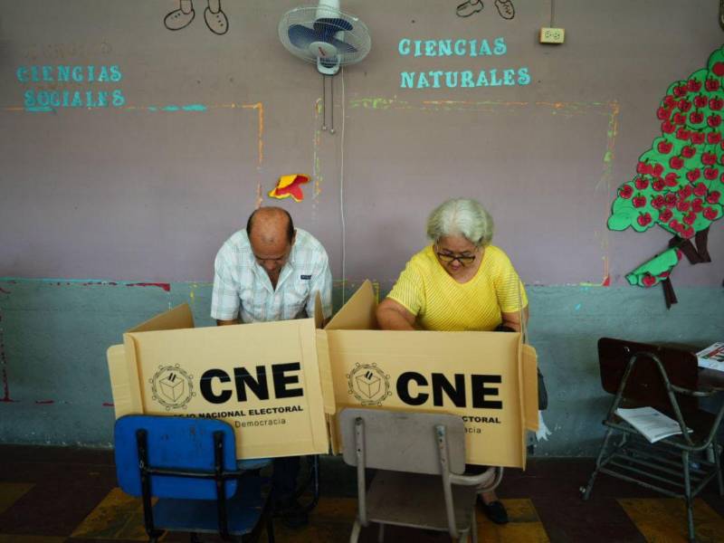 Dos ciudadanos hondureños ejercen el sufragio en un centro básico Miguel Paz Barahona de San Pedro Sula, norte de Honduras.