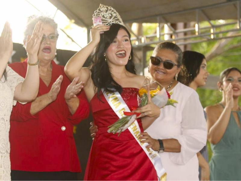 Seydi Loani Cantarero durante su coronación como Reina Centenario de la jornada vespertina.