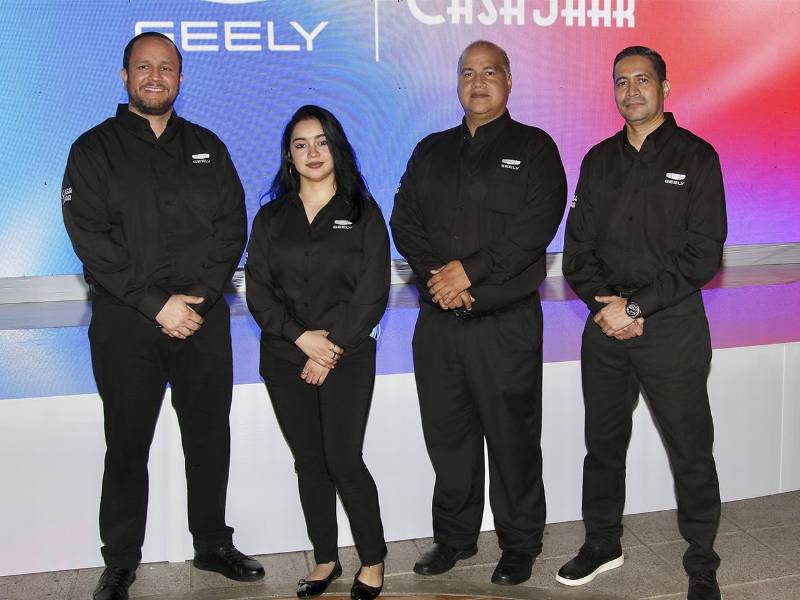 El equipo de asesores de ventas de Geely está preparado para orientar a los visitantes y brindarles una atención cercana durante su experiencia en el nuevo showroom de La Galería.