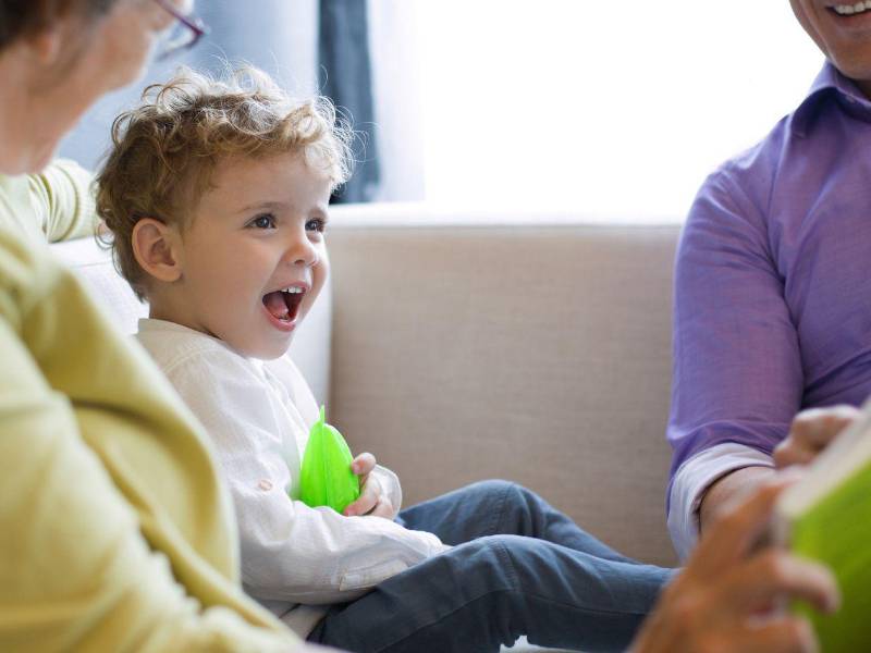 Cada vez que los adultos interactúan de forma natural con un niño, le están proporcionando información lingüística.