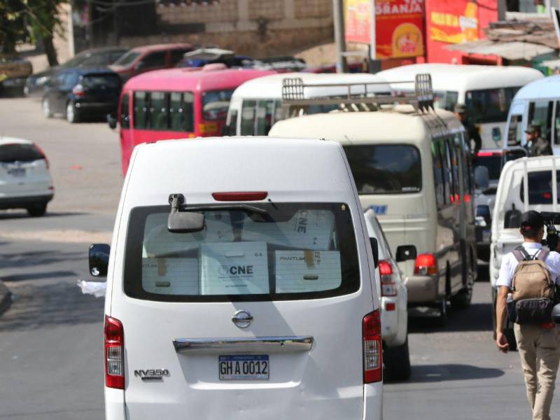 En diversas zonas de la capital, las maletas electorales llegaron a los centros de votación durante la noche.