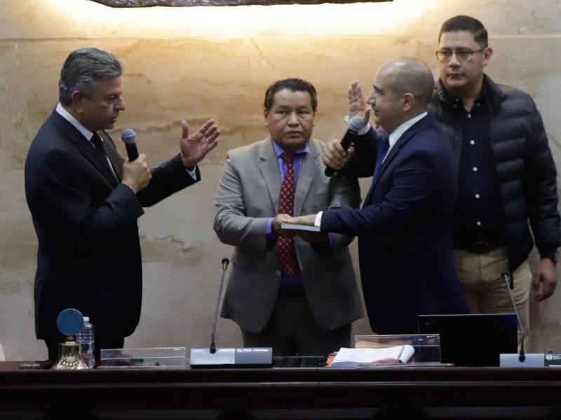 Godofredo Fajardo siendo juramentado como vicepresidente de la Junta provisional del CN.