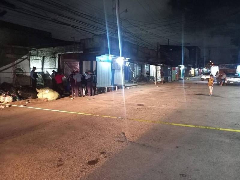 La escena del crimen siendo acordonada por agentes de la Policía Nacional.